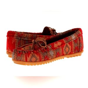 Minnetonka sz 6 Women's Red Baja Moccasins